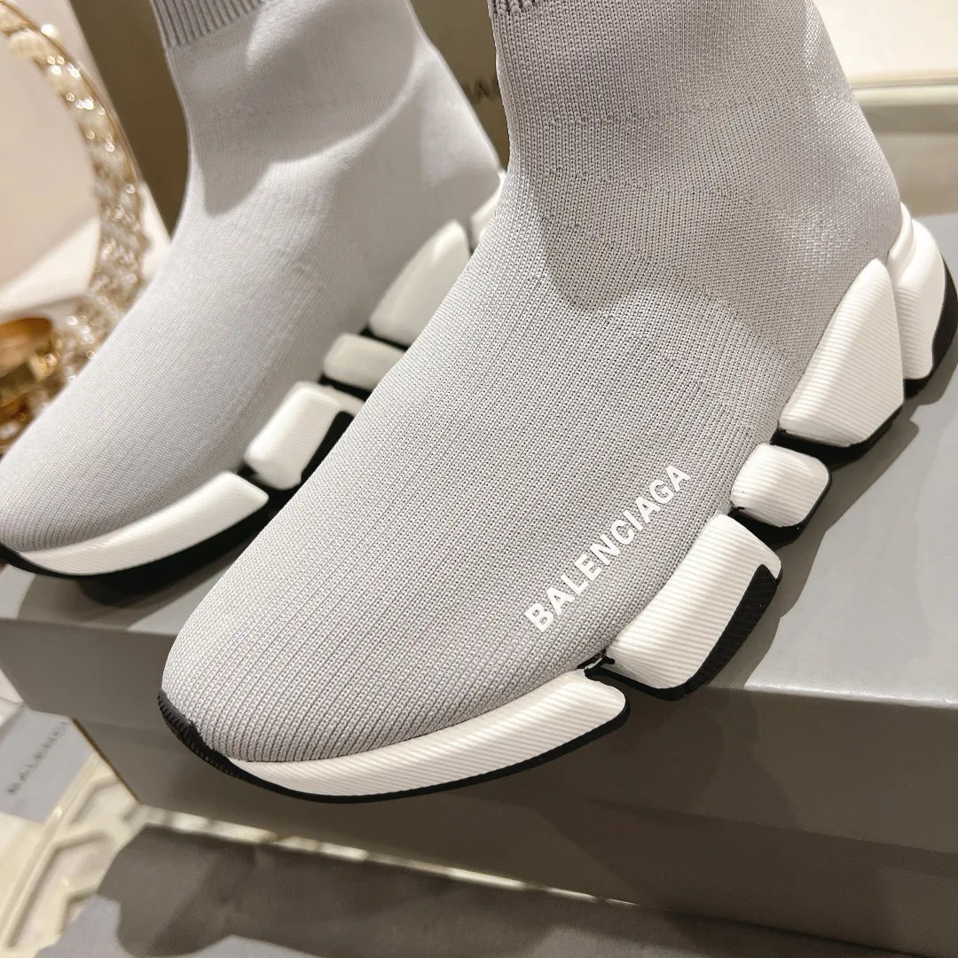 👟👟Ex-factory price 520👟👟 【Balencia**】The latest ✅SPEED2.0 multi-compression molded combination outsole from Paris* ✅ ⚠️Balencia’s top couple socks and shoes❗️ 🌟Original purchase and development! The top version on the market, with upgraded quality, every detail including packaging is compared to ZP! Newly upgraded TPU vacuum molded combination outsole! More comfortable and easy to wear! 3D knitted fabric is breathable and does not deform! The logo is the same as the original one, please distinguish it from the market currency! ⚠️Balenciaga’s latest packaging! 🔸Couple size SIZE: 35-42 (can be customized from 41)